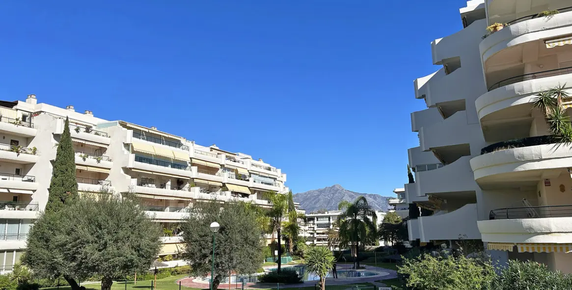 Продажа апартаментов на среднем этаже в San Pedro de Alcántara 1