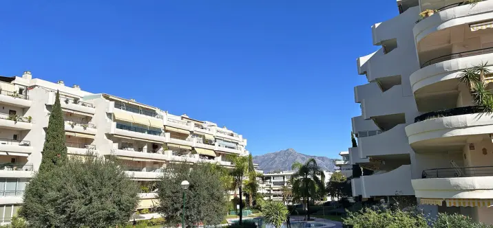 Продажа апартаментов на среднем этаже в San Pedro de Alcántara 0