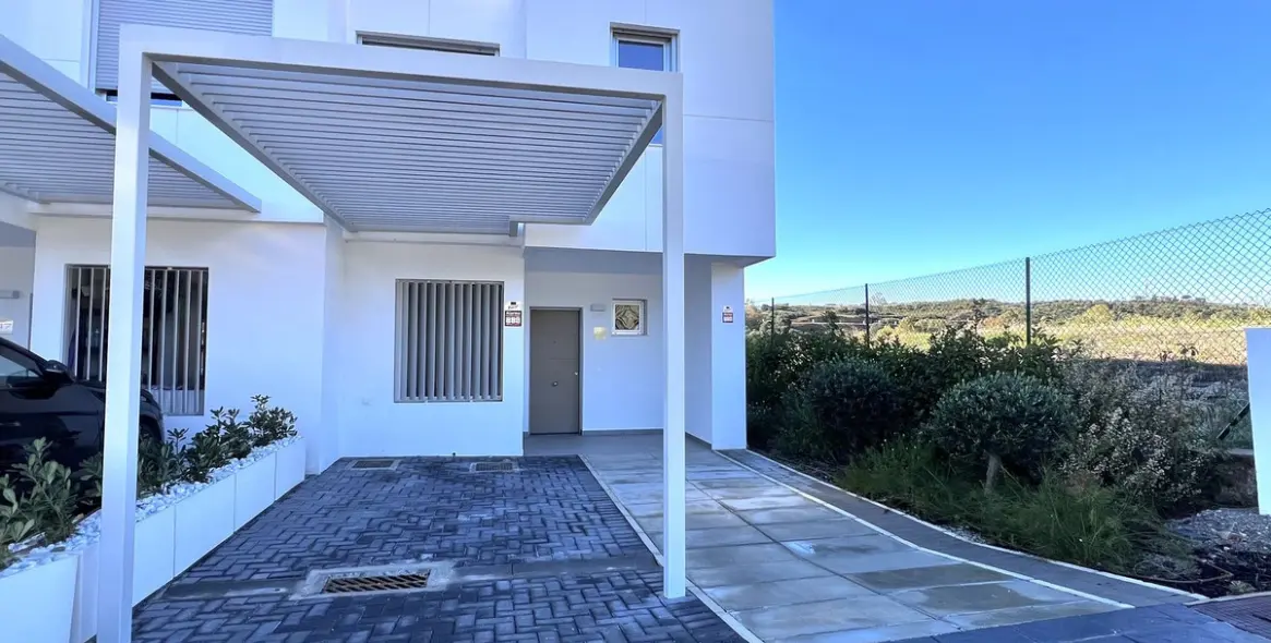 Sale of townhouse in Estepona 1