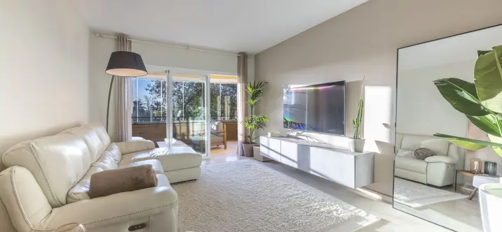 Venta de apartamento en planta media en Elviria 0