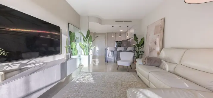 Venta de apartamento en planta media en Elviria 2