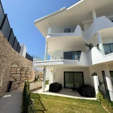 Sale of middle floor apartment in Fuengirola