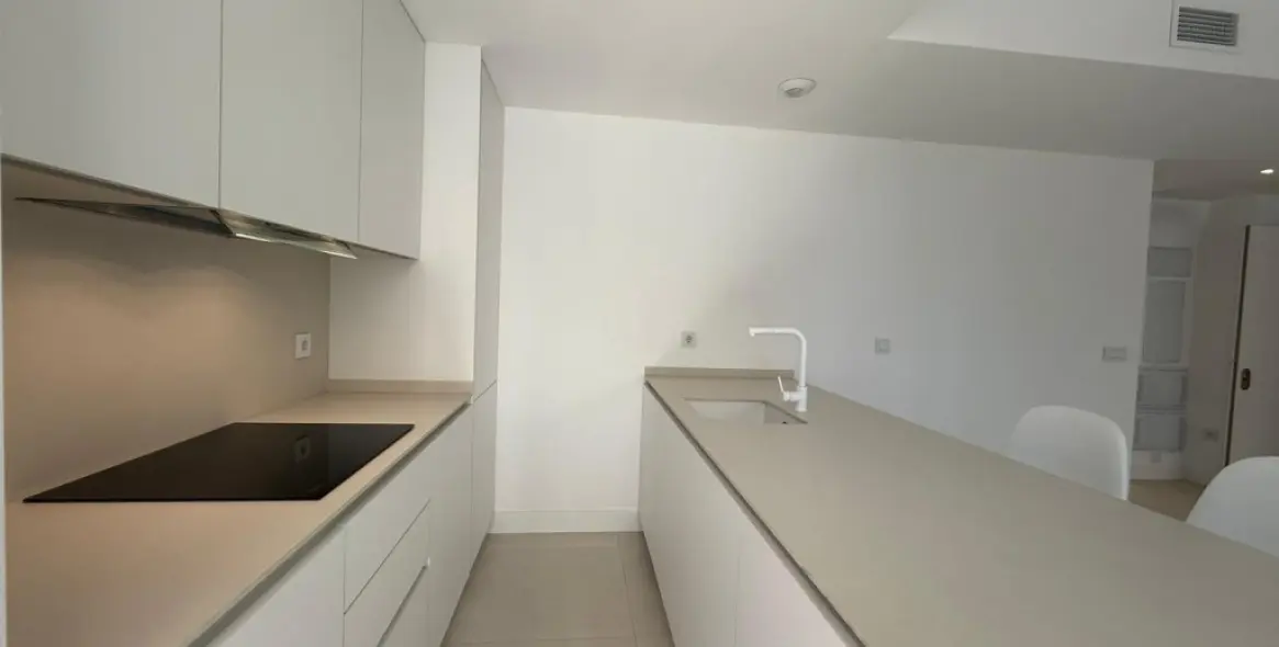 Sale of middle floor apartment in Fuengirola 12