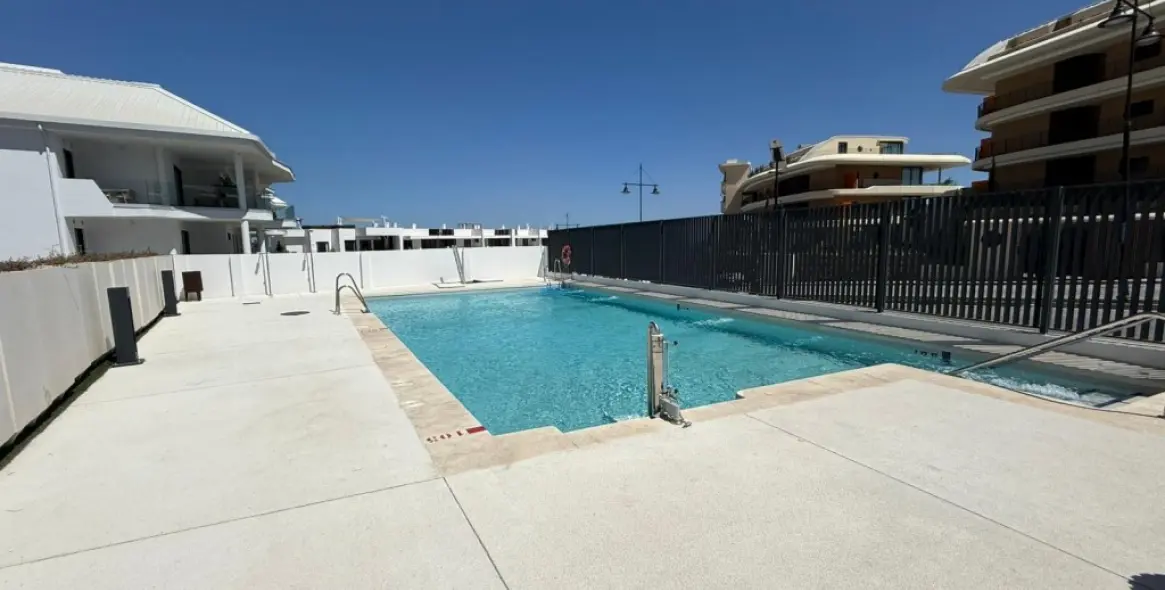 Sale of middle floor apartment in Fuengirola 1