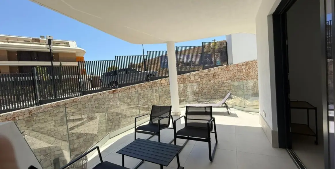 Sale of middle floor apartment in Fuengirola 2