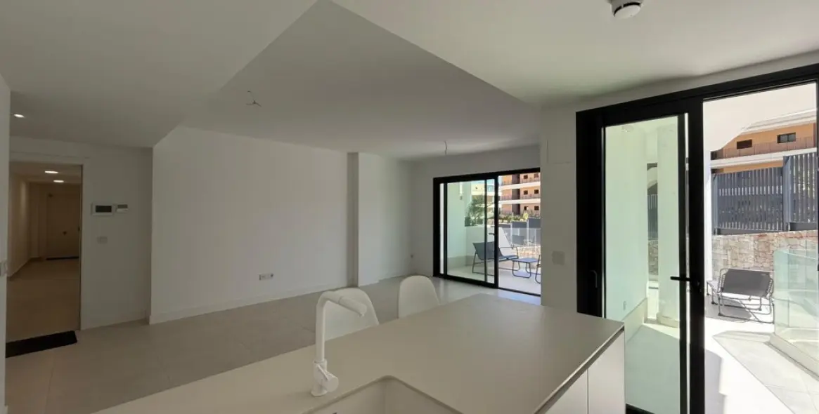 Sale of middle floor apartment in Fuengirola 11