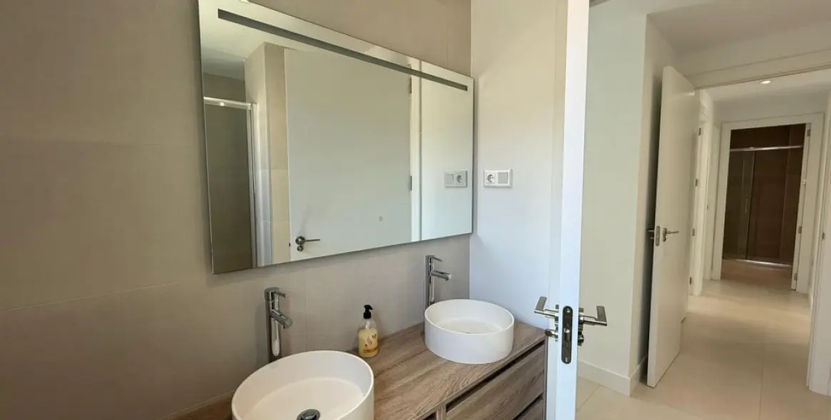 Sale of middle floor apartment in Fuengirola 18