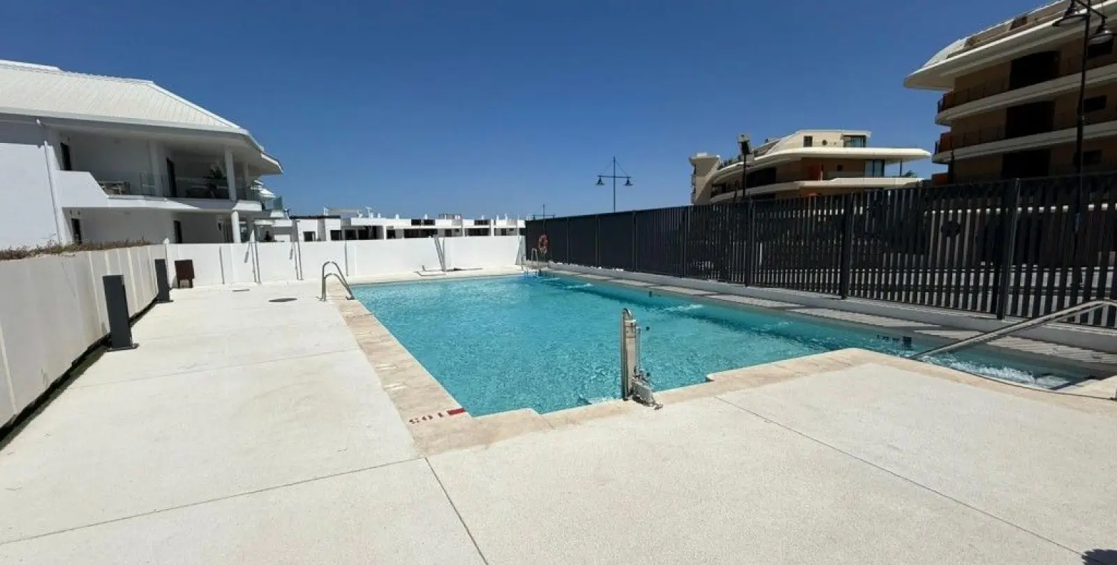 Sale of middle floor apartment in Fuengirola 1