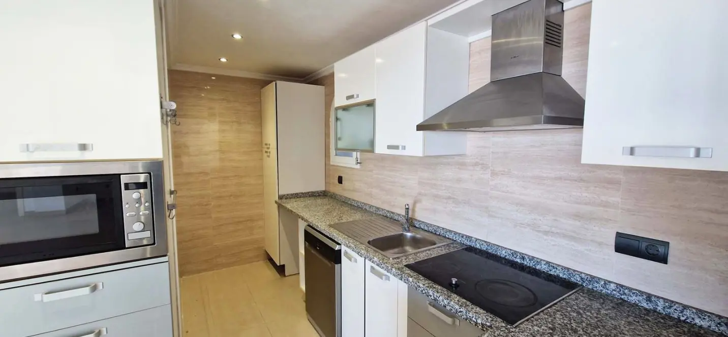 Sale of middle floor apartment in Benalmadena Costa 4
