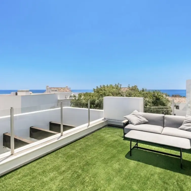 Sale of penthouse in Altos de los Monteros