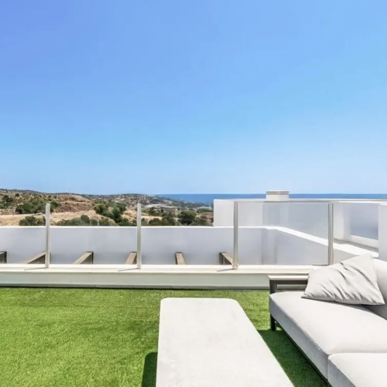 Sale of penthouse in Altos de los Monteros