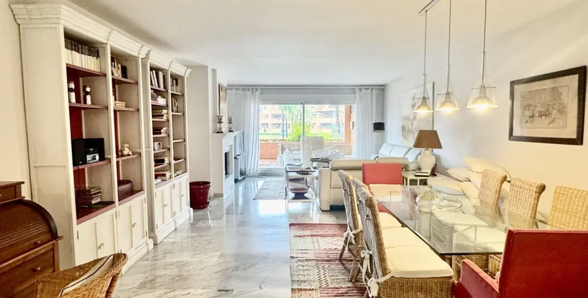 Продажа двухуровневого пентхауса в Guadalmina Baja 1