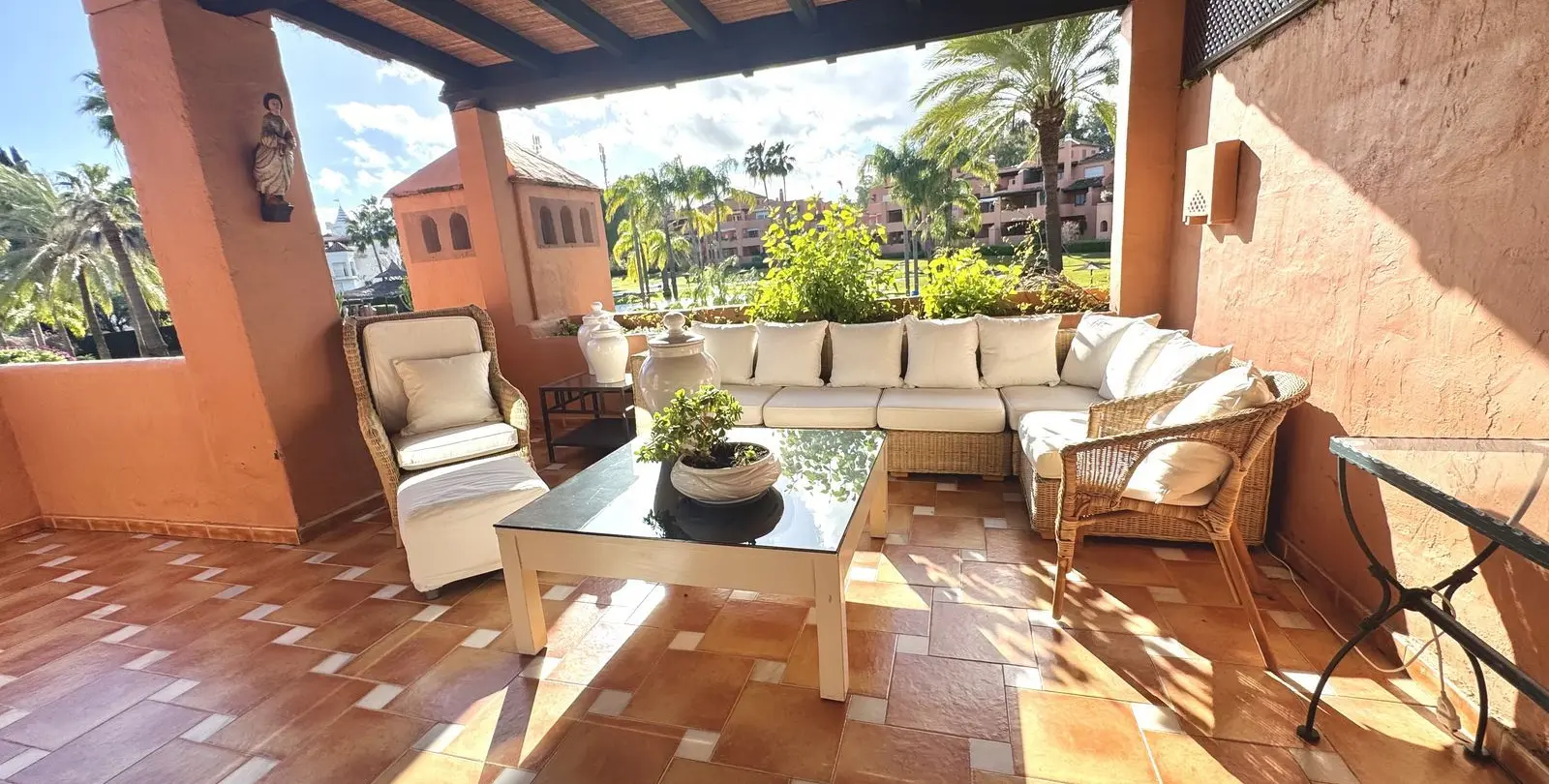 Sale of penthouse duplex in Guadalmina Baja 4