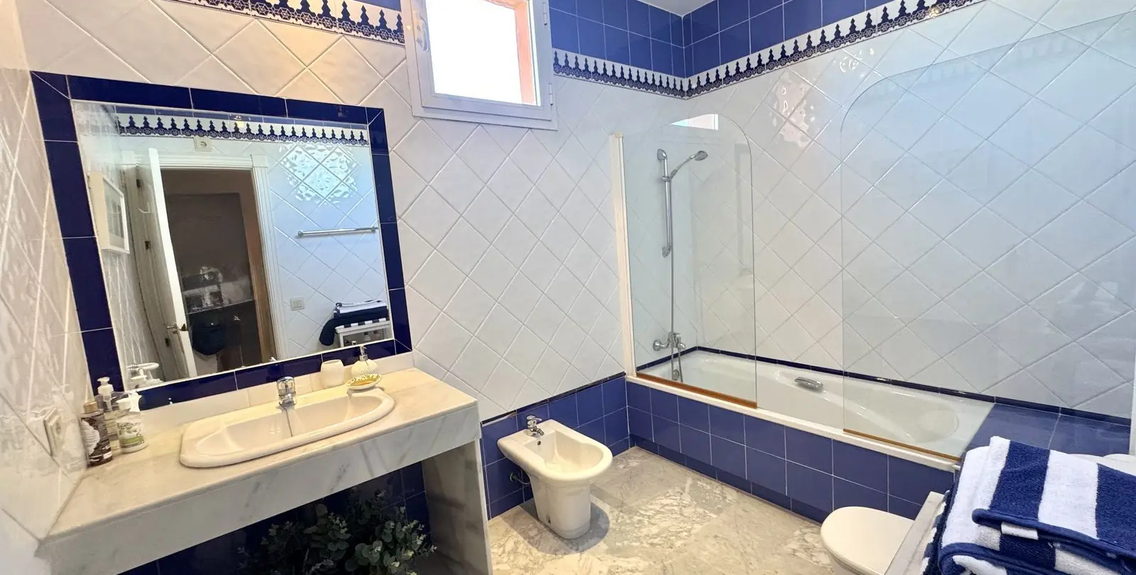 Sale of penthouse duplex in Guadalmina Baja 16