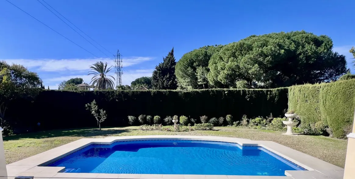 Sale of detached villa in El Paraiso 1