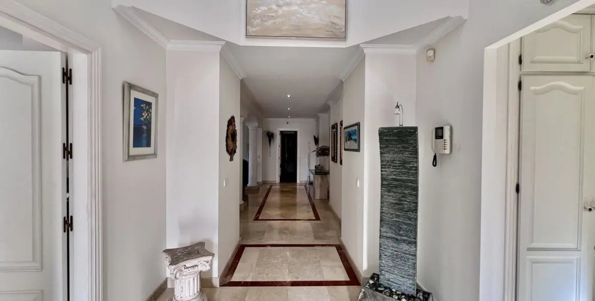 Sale of detached villa in El Paraiso 2