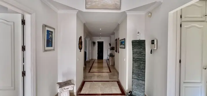 Sale of detached villa in El Paraiso 1