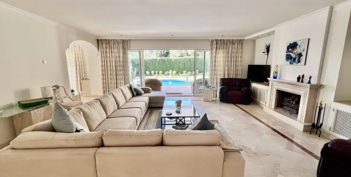 Sale of detached villa in El Paraiso 3