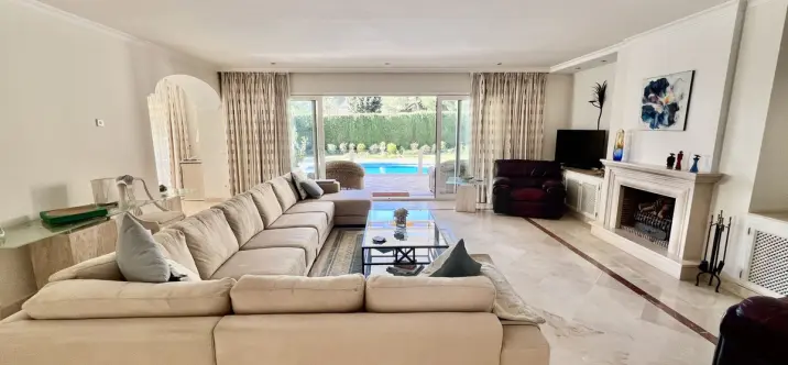 Sale of detached villa in El Paraiso 2