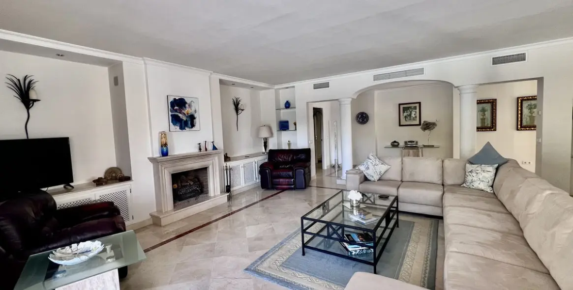 Sale of detached villa in El Paraiso 4