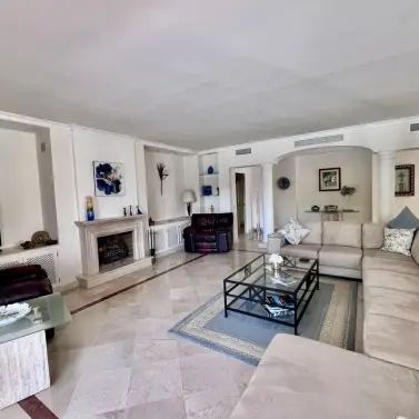 Sale of detached villa in El Paraiso