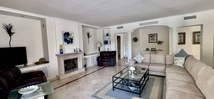 Sale of detached villa in El Paraiso 3