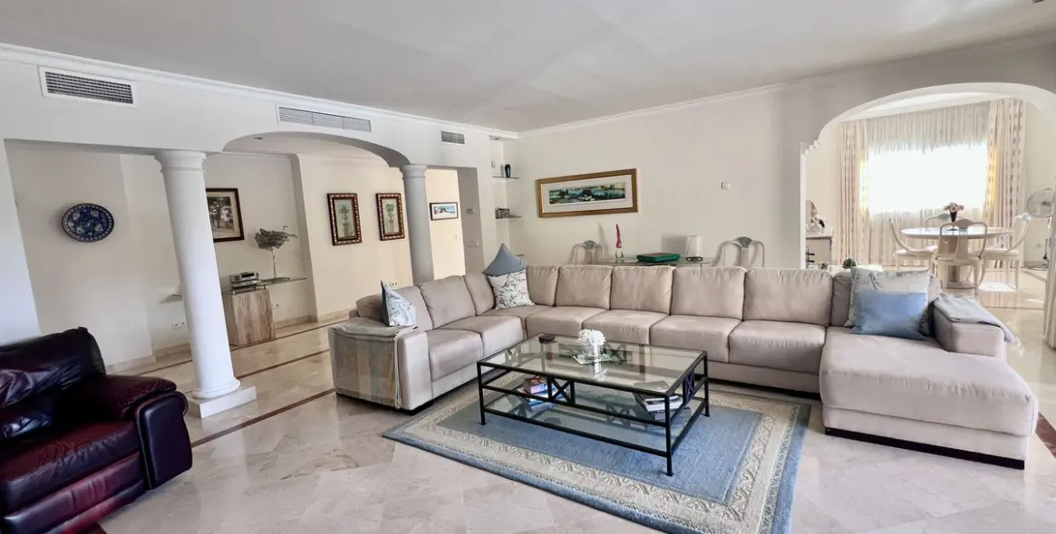 Sale of detached villa in El Paraiso 5