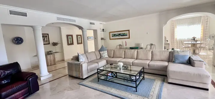 Sale of detached villa in El Paraiso 4