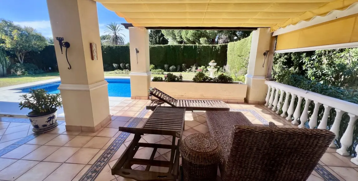 Sale of detached villa in El Paraiso 6