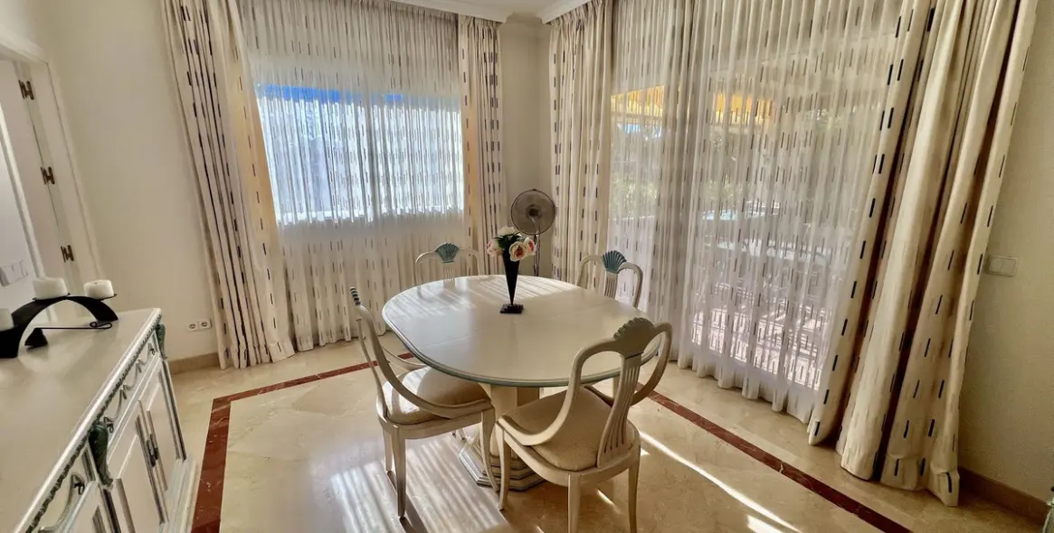 Sale of detached villa in El Paraiso 7