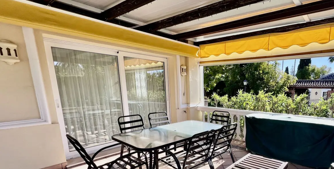 Sale of detached villa in El Paraiso 8