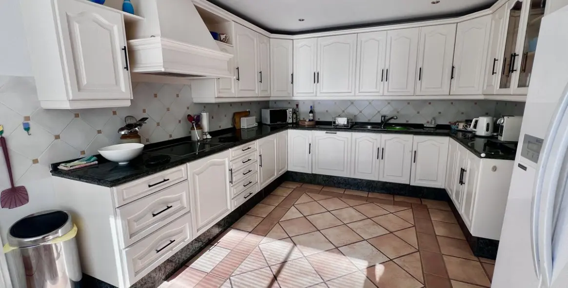 Sale of detached villa in El Paraiso 9