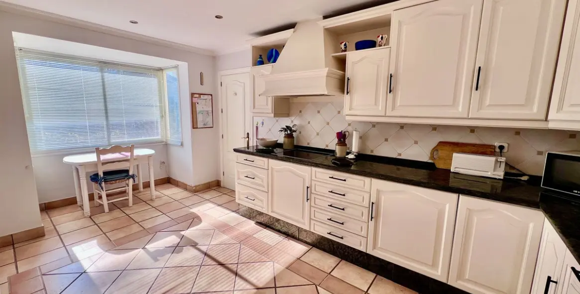 Sale of detached villa in El Paraiso 10