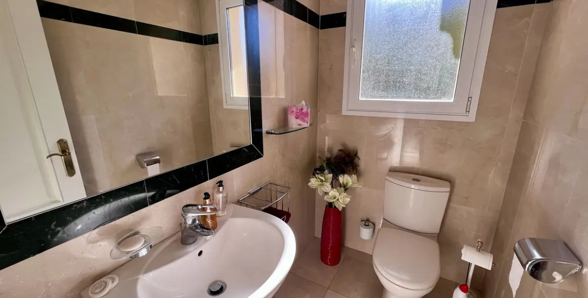 Sale of detached villa in El Paraiso 11