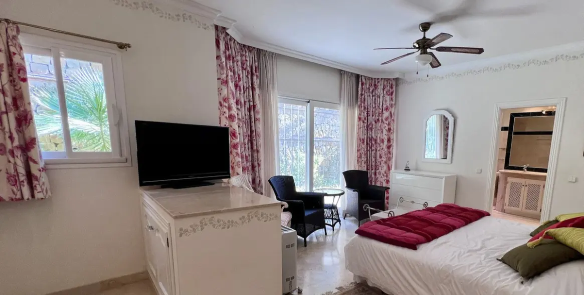 Sale of detached villa in El Paraiso 12