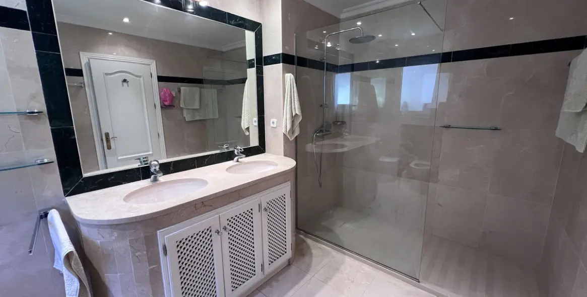 Sale of detached villa in El Paraiso 13