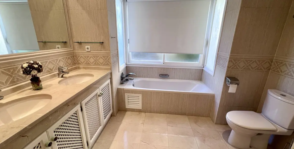 Sale of detached villa in El Paraiso 17