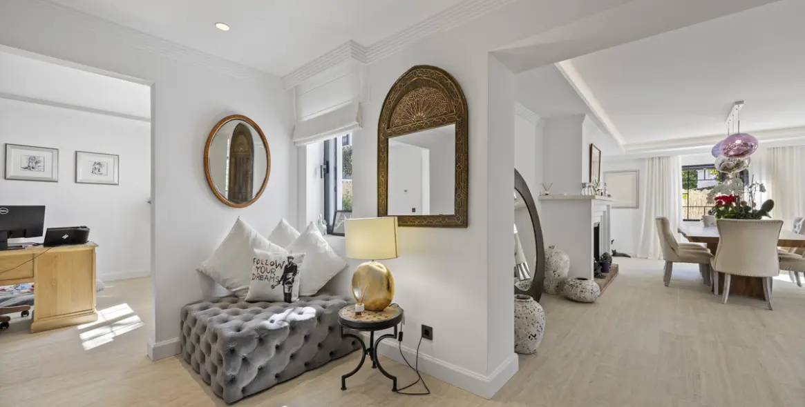 Sale of detached villa in Guadalmina Alta 28