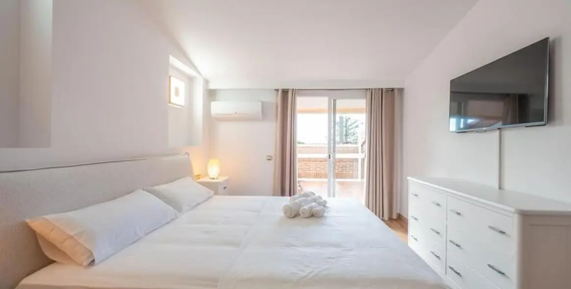 Alquiler a largo plazo de villa independiente en El Paraiso 25