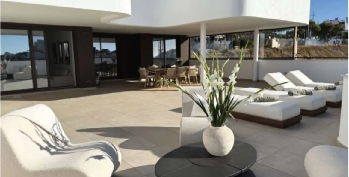 Sale of middle floor apartment in Estepona 1