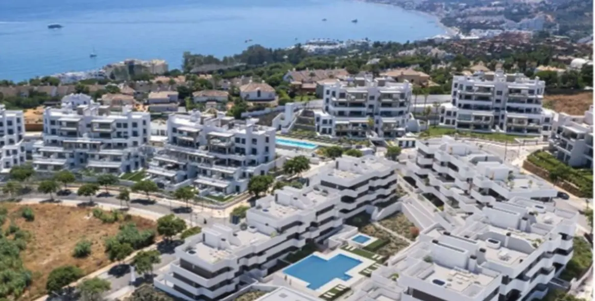 Sale of middle floor apartment in Estepona 2