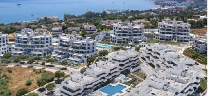 Venta de apartamento en planta media en Estepona 1