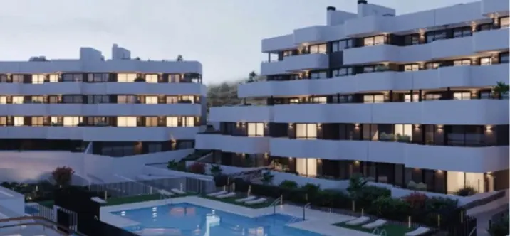Venta de apartamento en planta media en Estepona 2