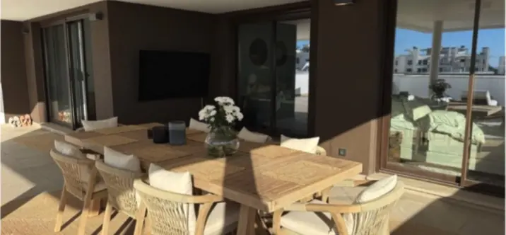 Venta de apartamento en planta media en Estepona 3