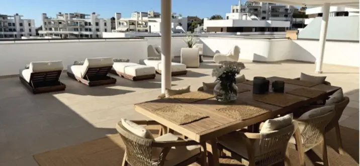 Venta de apartamento en planta media en Estepona 4