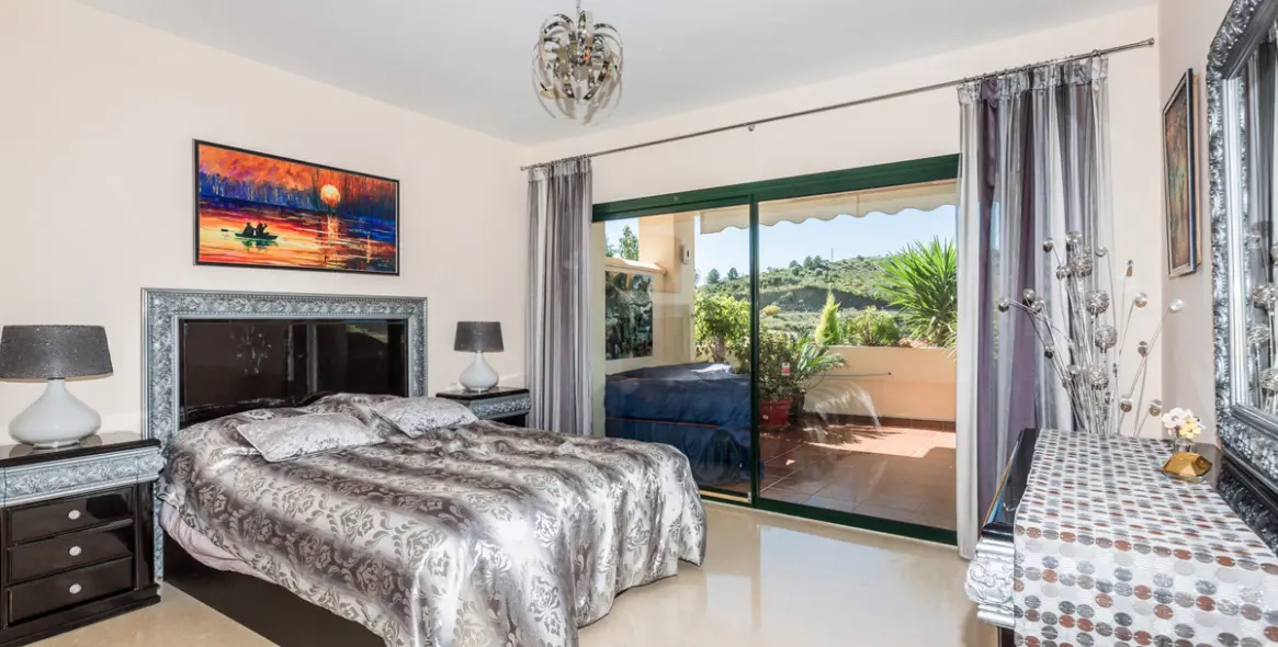 Long-term rent of middle floor apartment in Benahavís 8