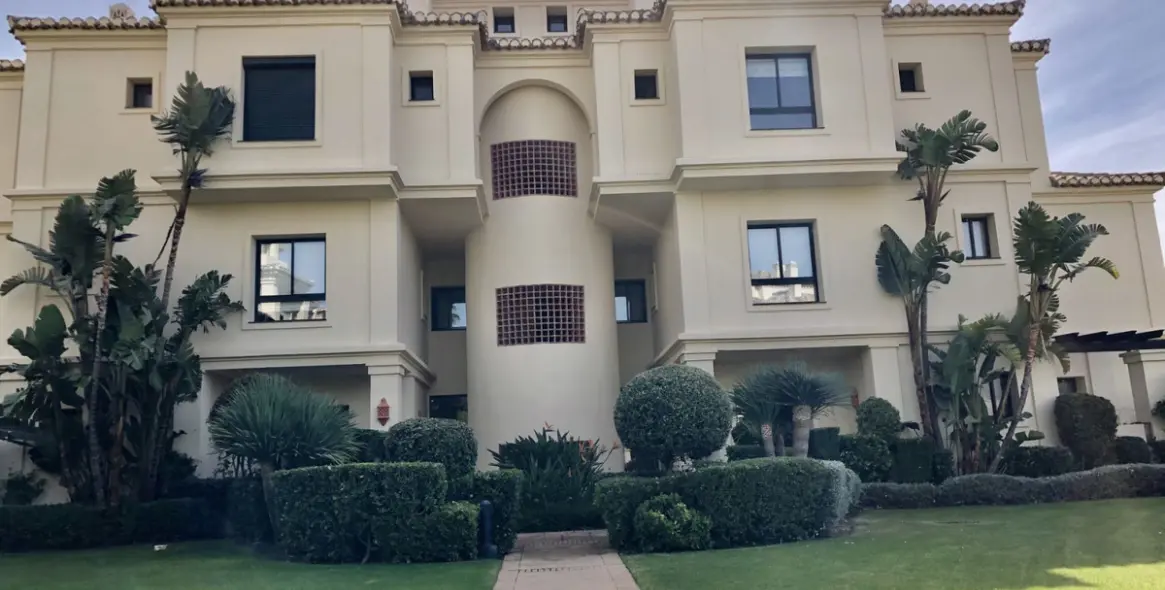 Long-term rent of middle floor apartment in Benahavís 11