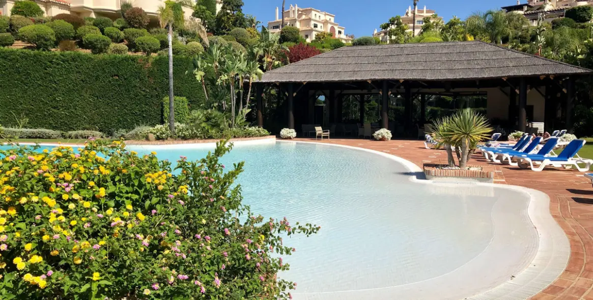 Long-term rent of middle floor apartment in Benahavís 12
