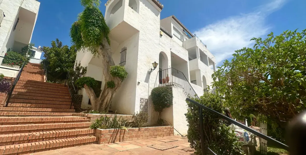 Sale of middle floor apartment in La Cala de Mijas 41