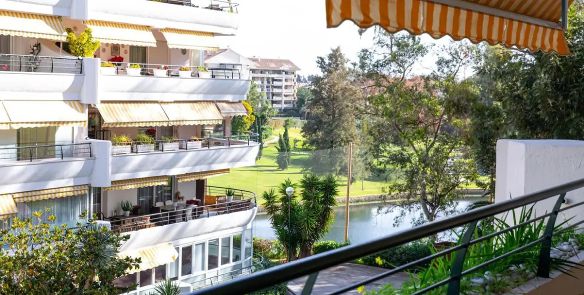 Sale of middle floor apartment in Guadalmina Alta 19